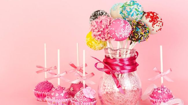 Bosan dengan hadiah Valentine berupa cokelat batangan yang itu-itu saja? Kreasi cokelat bertajuk Cake Pop ini bisa jadi pilihan.