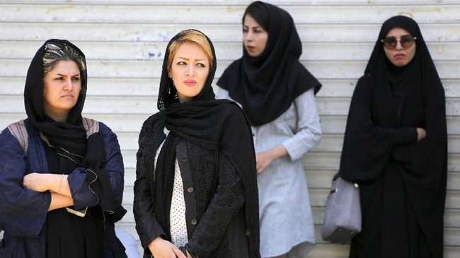 Seorang imam di Uzbekistan meminta presidennya untuk mencabut larangan penggunaan hijab dan jenggot di negara itu, akibatnya ia dipecat dari jabatannya.