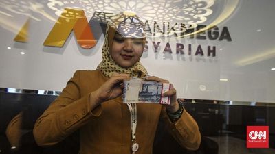 Petugas Menghitung uang kertas Bank Mega Syariah, Jakarta, Selasa, 13 Februari 2018. CNNIndonesia/Adhi Wicaksono.