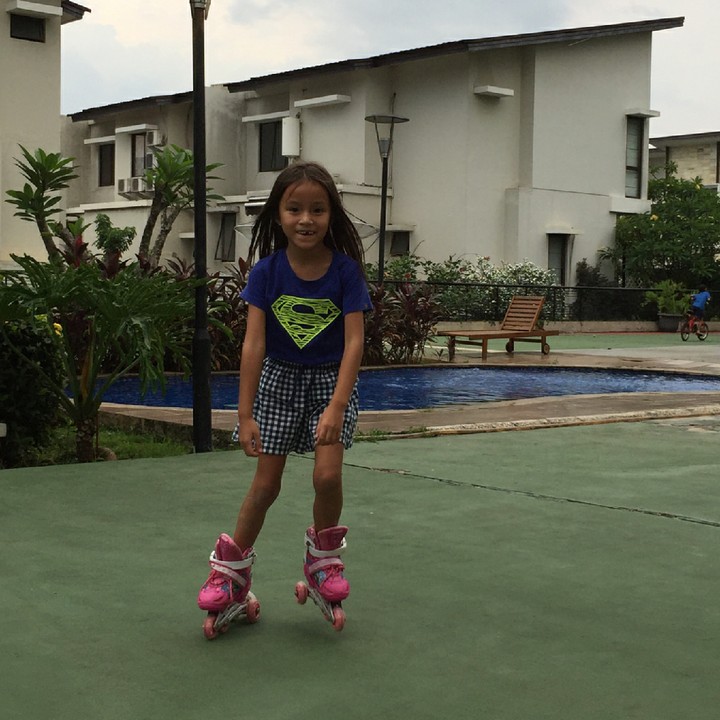 <p>Nah, anak Darius dan Donna yang paling cantik ini hobinya roller skate. (Foto: Instagram/liodiegosabrina)</p>