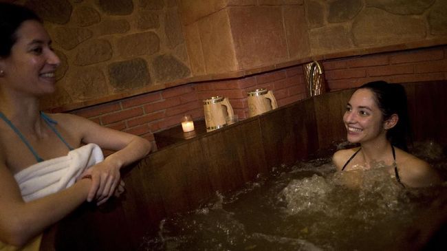 Meski spa identik dengan suasana yang mendukung relaksasi, ada pula beberapa di antaranya yang justru tergolong aneh.