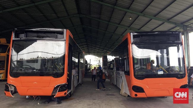 PT Transjakarta menyediakan 300 bus low entry. 101 unit di antaranya berbahan alumunium.
