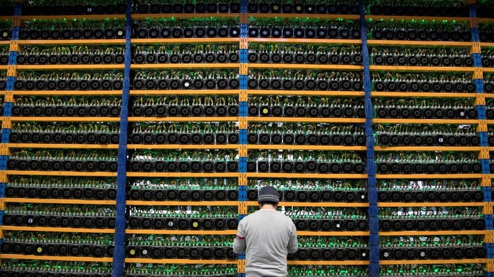 Area pabrik kertas di Quebec, Kanada 'disulap' menjadi pusat penambangan mata uang kripto (cryptocurrency) di tengah tren Bitcoin. (dok. REUTERS/Christinne Muschi)