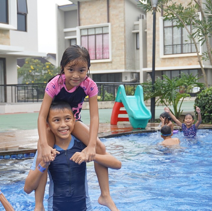 <p>Lihat tuh Lionel pegang erat sang adik, Sabrina, agar nggak jatuh. He-he. (Foto: Instagram/liodiegosabrina)</p>