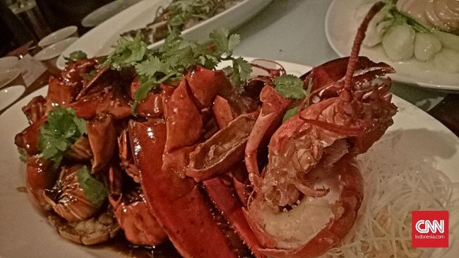 Saat santap bersama di Imlek bersama seluruh anggota keluarga, berbagai menu seperti ikan, sapi, lobster, hingga sayuran disajikan di atas meja bundar.
