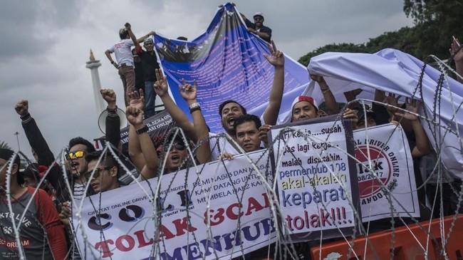Perwakilan demonstrasi taksi online diterima oleh Istana dan berbicara lewat teleconference dengan Presiden Jokowi yang sedang berada di Papua.
