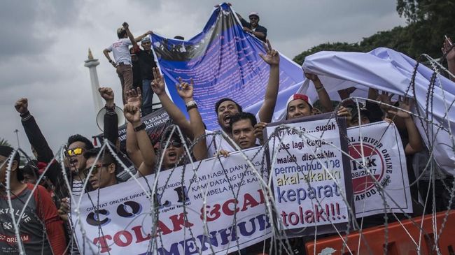 Jokowi 'Teleconference' Dengan Perwakilan Demo Taksi Online Perwakilan demonstrasi taksi online diterima oleh Istana dan berbicara lewat teleconference dengan Presiden Jokowi yang sedang berada di Papua.