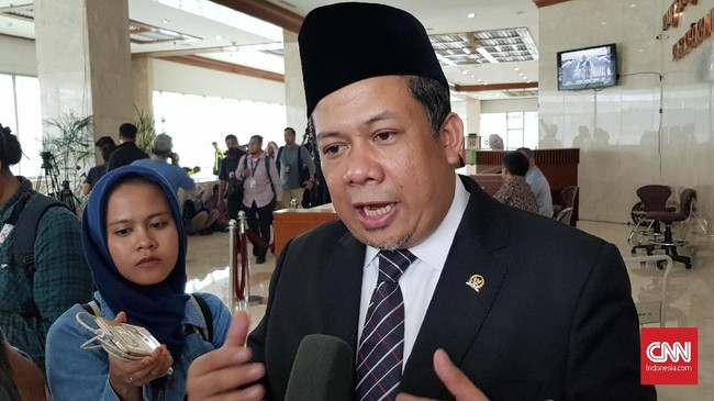 Politikus PKS Fahri Hamzah menyatakan Presiden PKS Sohibul Iman telah mengucilkan dirinya dari PKS. Dia menyebut dirinya macam menjadi alien.