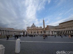 Momen Pohon Natal Vatikan Menyala di Lapangan Santo Petrus