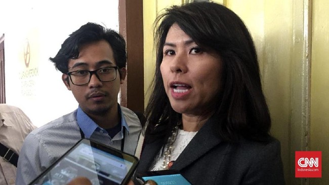 Pihak Ahok membawa foto layar ponsel yang berisi percakapan antara Veronica Tan dengan pria yang diduga selingkuhannya ke persidangan.