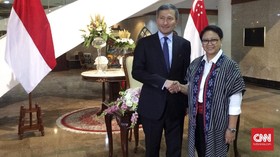 Temui Menlu Singapura, Retno Bahas Rencana Izin Masuk WNI