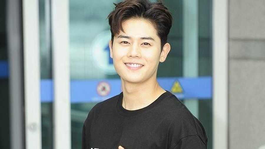Foto-foto Olahraganya Dongjun, Si Cute Tetapi Berperut Kotak-kotak di ZE:A