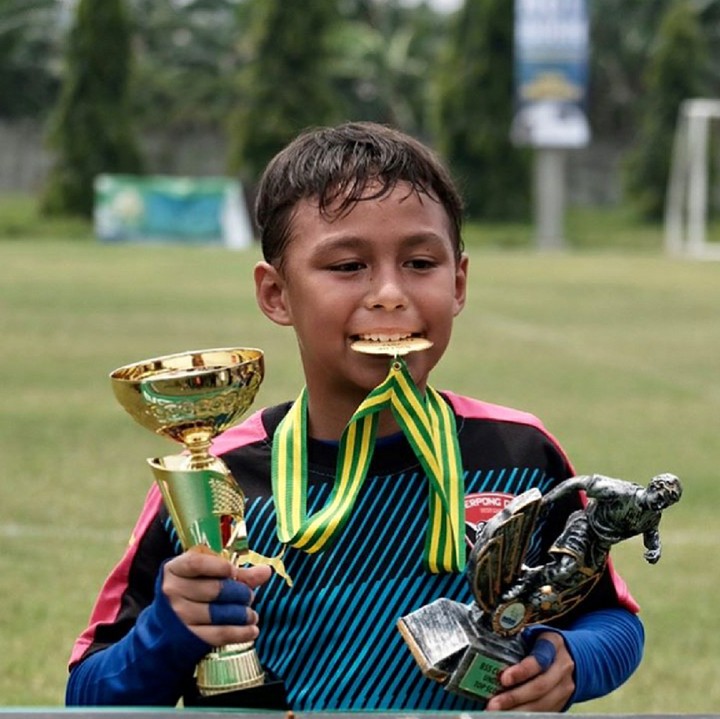 <p>Diego juga berprestasi lho dalam bidang sepakbola. (Foto: Instagram/liodiegosabrina)</p>