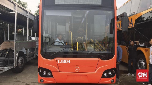 Sejumlah pengusaha Metromini memilih bergabung ke PT Transjakarta melalui Minitrans. Modal besar dan sederet konsekuensi membayangi mereka.