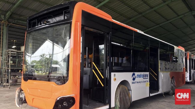 Bus Transjakarta yang beroperasi diluar koridor akan dibuat dengan konsep 'low deck' akan dibuat mirip dengan bus di Singapura.