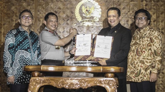 DPR dan Polri sepakat menandatangi nota kesepahaman untuk menjaga kawasan parlemen dari berbagai gangguan keamanan.