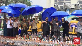 Di bawah Guyuran Hujan, Sri Mulyani Pecahkan Botol Miras