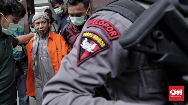 Drama 36 jam penyanderaan di Mako Brimob telah berakhir tanpa negosiasi. Ratusan tahanan teroris keluar satu-persatu menyerah tanpa syarat.
