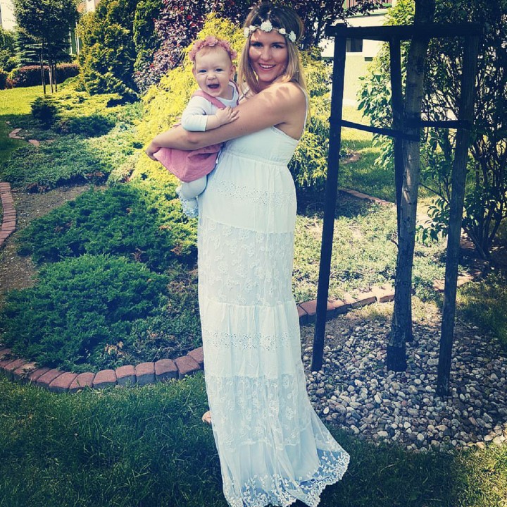 <p> Pose menggendong si kecil kelihatan sederhana, tapi bisa menghasilkan foto yang 'manis'. (Foto: Instagram/ona_on_i_dzieciaki)</p>