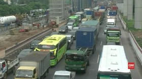 VIDEO: Jelang Libur Imlek, Tol Jakarta-Cikampek Padat