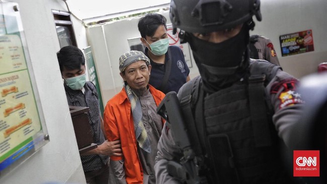 Aparat gabungan kepolisian bersenjata lengkap bersiaga di tiap penjuru arena sidang pembacaan tuntutan untuk Aman Abdurrahman di PN Jakarta Selatan.
