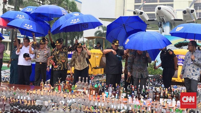 Bea dan Cukai Jawa Barat mengamankan ribuan botol miras yang diduga dioplos dan menggunakan pita cukai bekas pakai.