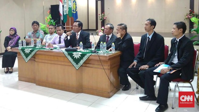 Keluarga korban 'suntik mayat' sepakat berdamai dengan RS Siti Khodijah. Keluarga menyatakan tidak ada kompensasi dalam kesepakatan damai tersebut.
