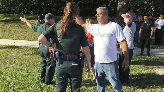 Insiden penembakan di SMA Stoneman Douglas, Parkland, Florida tepat di Hari Valentine menambah panjang sejarah kelam tragedi penembakan sekolah di AS.