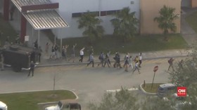 VIDEO: Polisi Cek Medsos Pelaku Penembakan Sekolah di Florida