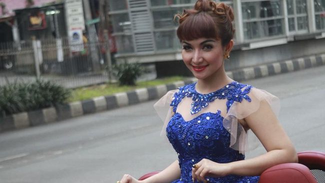 Roro Fitria terkenal dengan kontroversi. Terakhir, Rabu (14/2) di Hari Valentine, ia tertangkap di rumahnya karena kasus narkoba. Dari tangannya disita sabu.