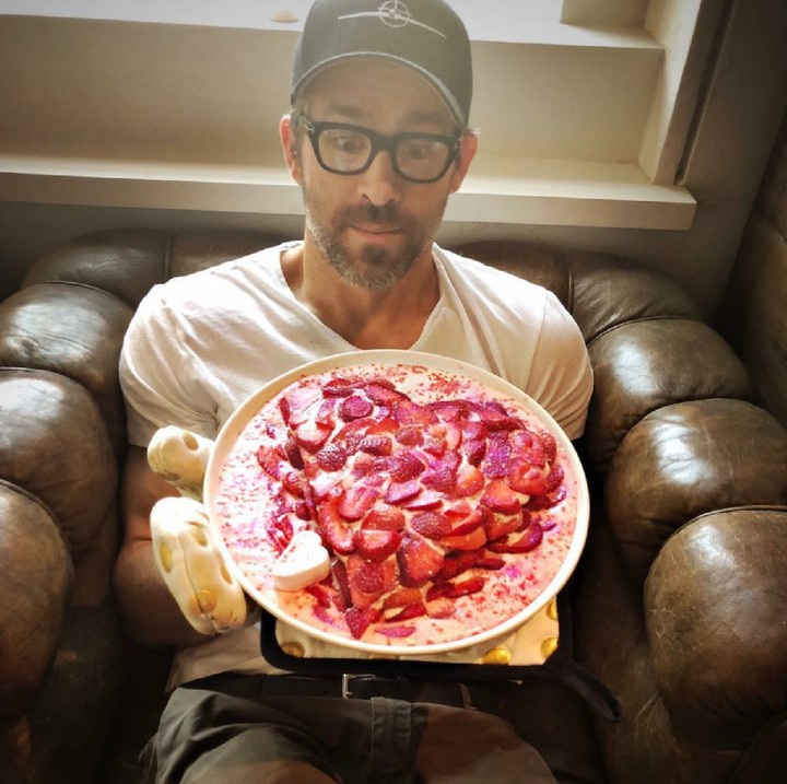 <p>Aktor sekaligus ayah lawak Ryan Reynolds menunjukkan kasih sayangnya ke sang istri dengan membuatkan kue. (Foto: Instagram/vancityreynolds)</p>