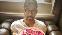 <p>Aktor sekaligus ayah lawak Ryan Reynolds menunjukkan kasih sayangnya ke sang istri dengan membuatkan kue. (Foto: Instagram/vancityreynolds)</p>