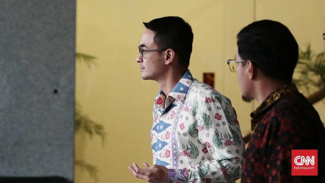 Zumi Zola diperiksa untuk kedua kalinya sebagai tersangka. Pada pemeriksaan pertama lalu, Gubernur Jambi ini tidak ditahan.