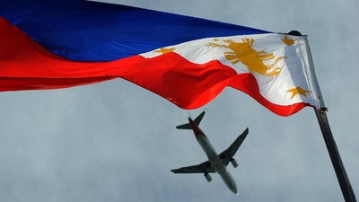 Menteri Pertahanan Filipina, Delfin Lorenzana, menyebut pihaknya didesak China agar membatalkan tinjauan pakta pertahanan dengan Amerika Serikat.