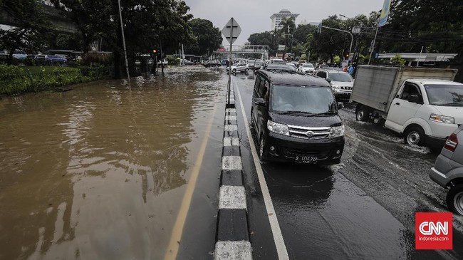 Warganet mengeluhkan terjadinya banjir di sejumlah lokasi di Jakarta karena hujan deras yang turun sejak pagi. Sebagian mengkritik kinerja gubernur saat ini.