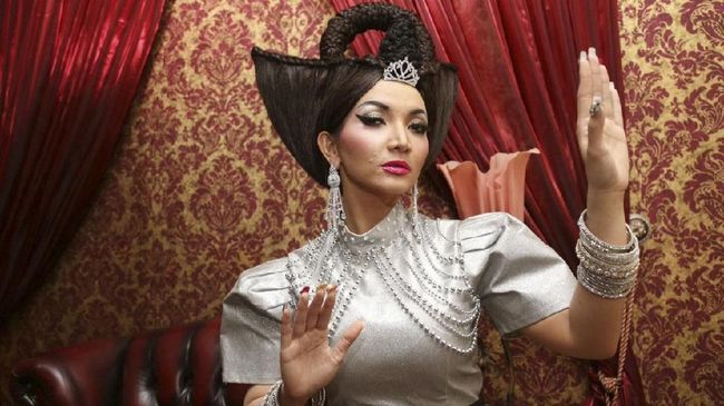 Roro Fitria, selain terkenal pernah berpose seksi untuk majalah dewasa, juga punya sederet ritual mistis di tempat-tempat menyeramkan.