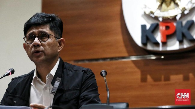 Menteri Lingkungan Hidup Siti Nurbaya meminta bantuan KPK mengeksekusi lahan hutan yang diklaim oleh mendiang DL. Sitorus, ayah cawagub Sumut, Sihar Sitorus.