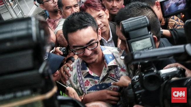 Pembukaan acara KPK di Jambi oleh Gubernur Zumi Zola dikritik lantaran status Zumi sebagai tersangka kasus korupsi yang ditangani KPK.