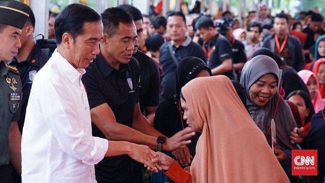Jokowi yang mengenakan kemeja putih dengan balutan jas hitam dan sarung berwarna gelap tiba sekitar pukul 06.05 WIB.