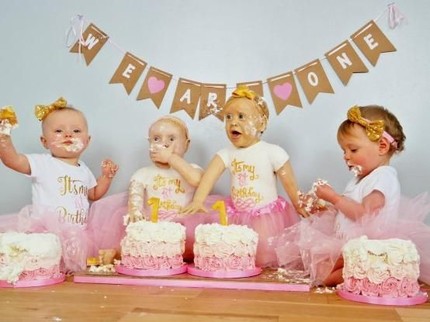 Lihat Deh, Bun, Kue Ultah Bayi Kembar Identik Ini Unik Banget Lho