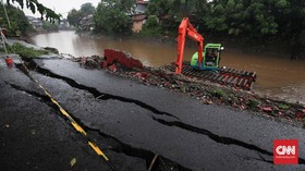 Jalan Retak di Matraman Tak Boleh Dilintasi Kendaraan