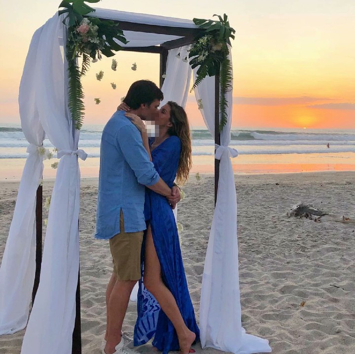 <p>Kalau model Gisele Bundchen beda lagi nih, Bun. Berfoto bersama suami di pinggir pantai bisa jadi momen romantis bersama pasangannya. (Foto: Instagram/gisele)</p>