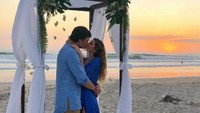 <p>Kalau model Gisele Bundchen beda lagi nih, Bun. Berfoto bersama suami di pinggir pantai bisa jadi momen romantis bersama pasangannya. (Foto: Instagram/gisele)</p>