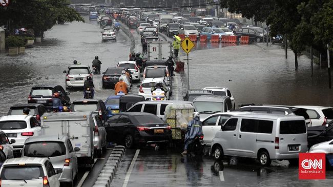 Akibat genangan dengan tinggi sekitar 20 cm tersebut jalan Medan Merdeka Timur dari arah Tugu Tani menuju Stasiun Gambir ditutup, sehingga pengendara harus memutar dulu lewat Jalan Medan Merdeka Selatan.