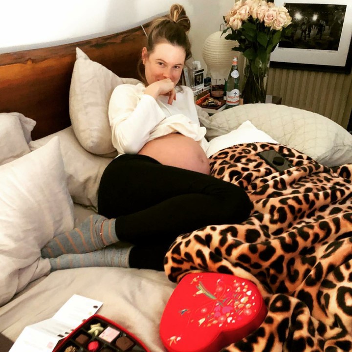 <p>Kalau vokalis Maroon 5, Adam Levine memberi tanda kasih sayangnya ke sang istri, Behati Prinsloo, dengan memberinya cokelat. Sweet banget! (Foto: Instagram/adamlevine)  </p>
