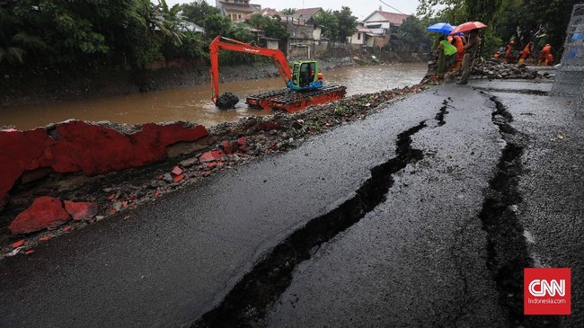 Sebanyak 10 lokasi di Jakarta dinyatakan berpotensi mengalami pergerakan tanah. Fenomena itu dikhawatirkan menyebabkan longsor dan kerusakan rumah.