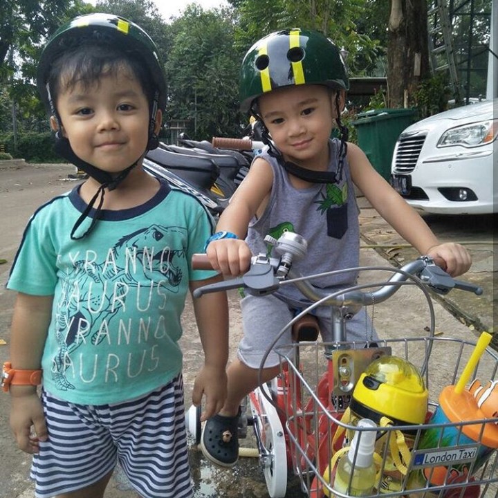 <p>Pakai helm ya kalau mau naik sepeda, seperti Rafathar dan Areeq ini. Semoga selalu akur selalu ya, anak-anak manis. (Foto: Instagram @raffinagita)</p>