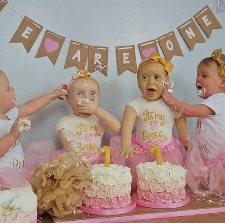 <p>Patung di kuenya dibikin mirip Lyla dan Lily. Unik kan, Bun? (Foto: Facebook/ Lara Mason)</p>