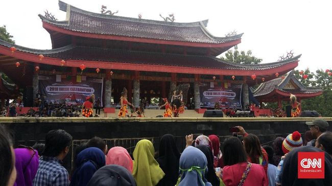 Masyarakat memenuhi Kelenteng Sam Poo Kong di Semarang sejak pukul 8 pagi. Selain ada barongsai, dipentaskan pula reog Ponorogo, tarian dan penyanyi Denada.