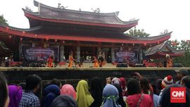 Warga Lintas Agama Rayakan Imlek di Kelenteng Sam Poo Kong
